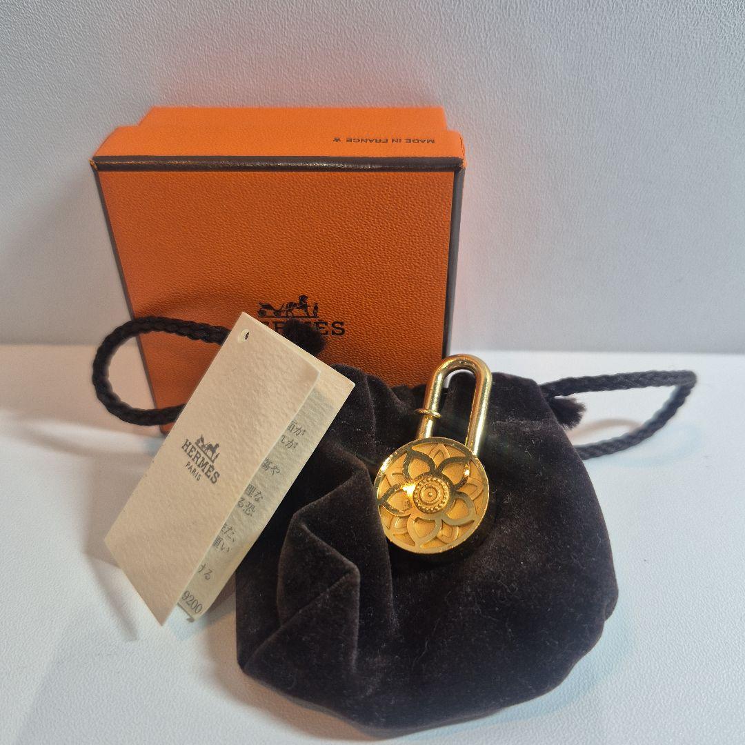 HERMES　2008年　限定　蓮の花　カデナ　保管袋　箱　タグ　付き