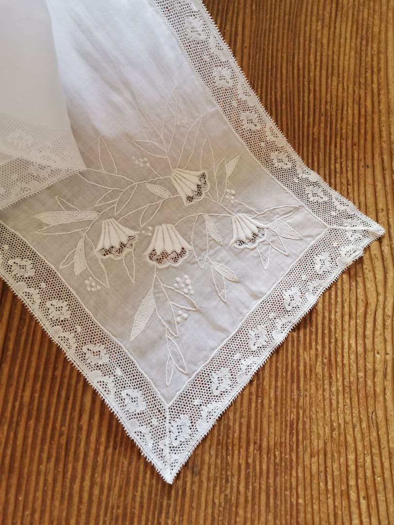 アンティーク 蛍袋 野の花エンブロイダリー 縦長ランナー ノルマンディーレース風