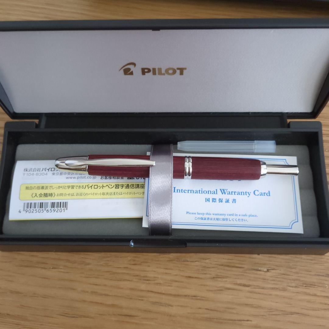 メ*カ様 キャップレス 木軸 Fニブ ディープレッド