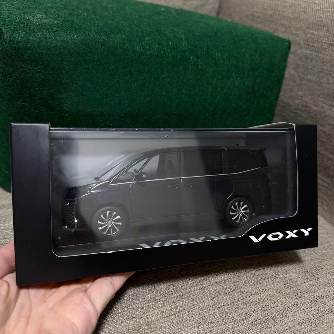 Voxy ブラック ミニカー 1/30 スケール