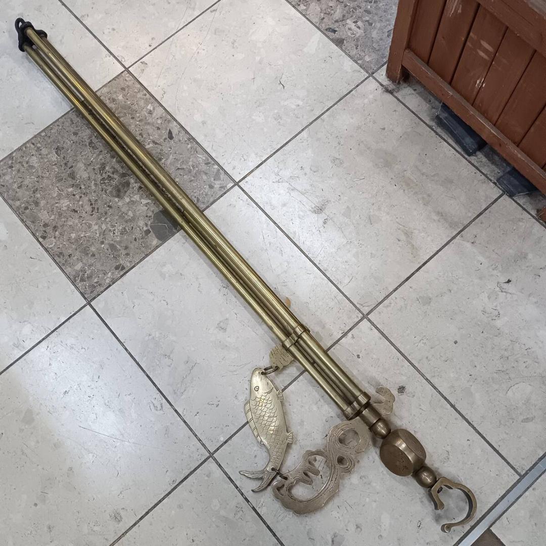 D512）真鍮製の自在鉤　松竹梅に鯉／囲炉裏道具　吊鈎