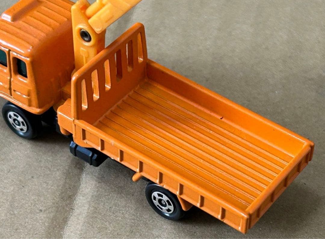 トミカ UD コンドル クレーン付カーゴトラック