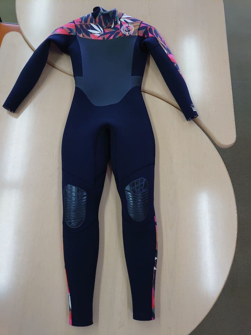 Billabong 秋冬初春用 裏起毛セミドライスーツ 黒・赤/カラフル葉柄