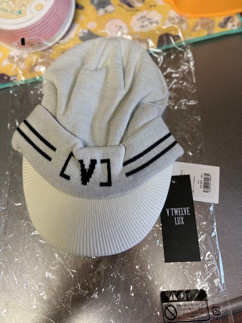 新品タグ付】V12 LUX ゴルフ オスロキャップ ホワイト フリーサイズ