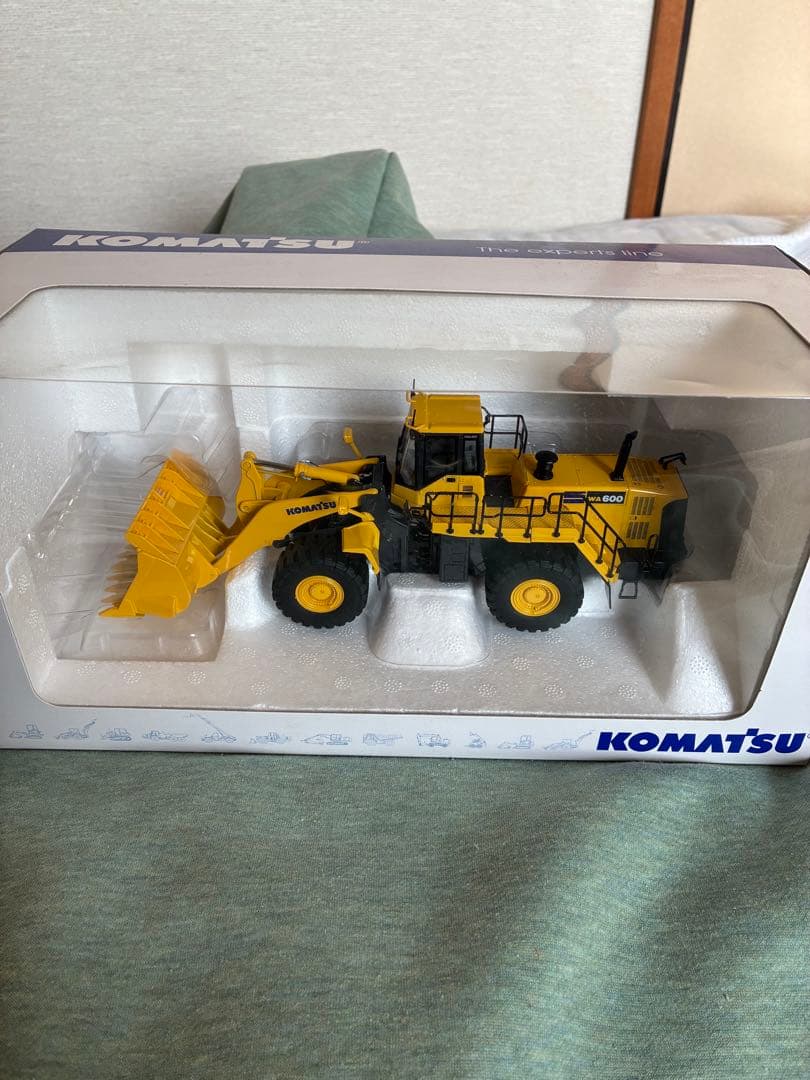 コマツ建機ミニチュア　１/５０スケールホイールローダ　WA６００