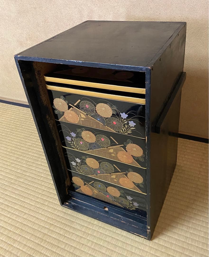 漆器 重箱 4段 菊蒔絵　エコメルカリ便指定して下さい。