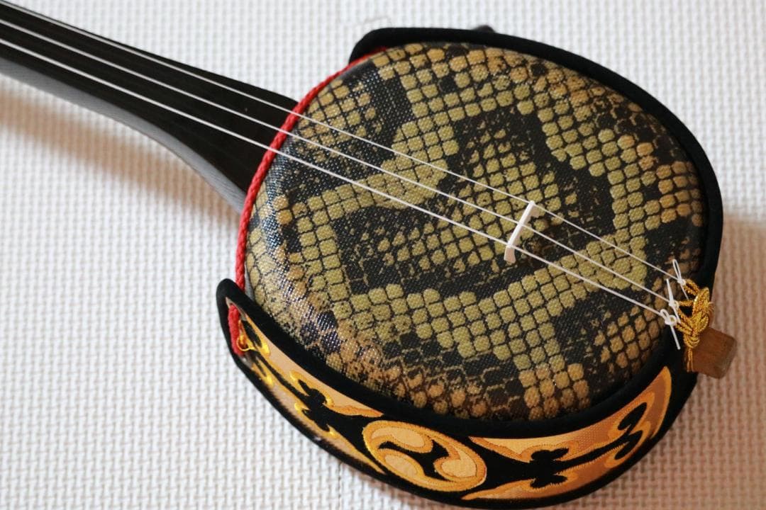 沖縄三線セット（人工皮張り）教本と初心者に必要なお得な付属品付 新品未使用